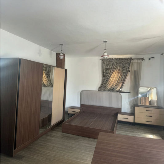 غرفة نوم ألميرا (ألواح خشب حُبيبي – Chipboard) – سرير 160 سم، تسريحة 80 سم، عدد 2 كومود 50 سم، دولاب 240 سم