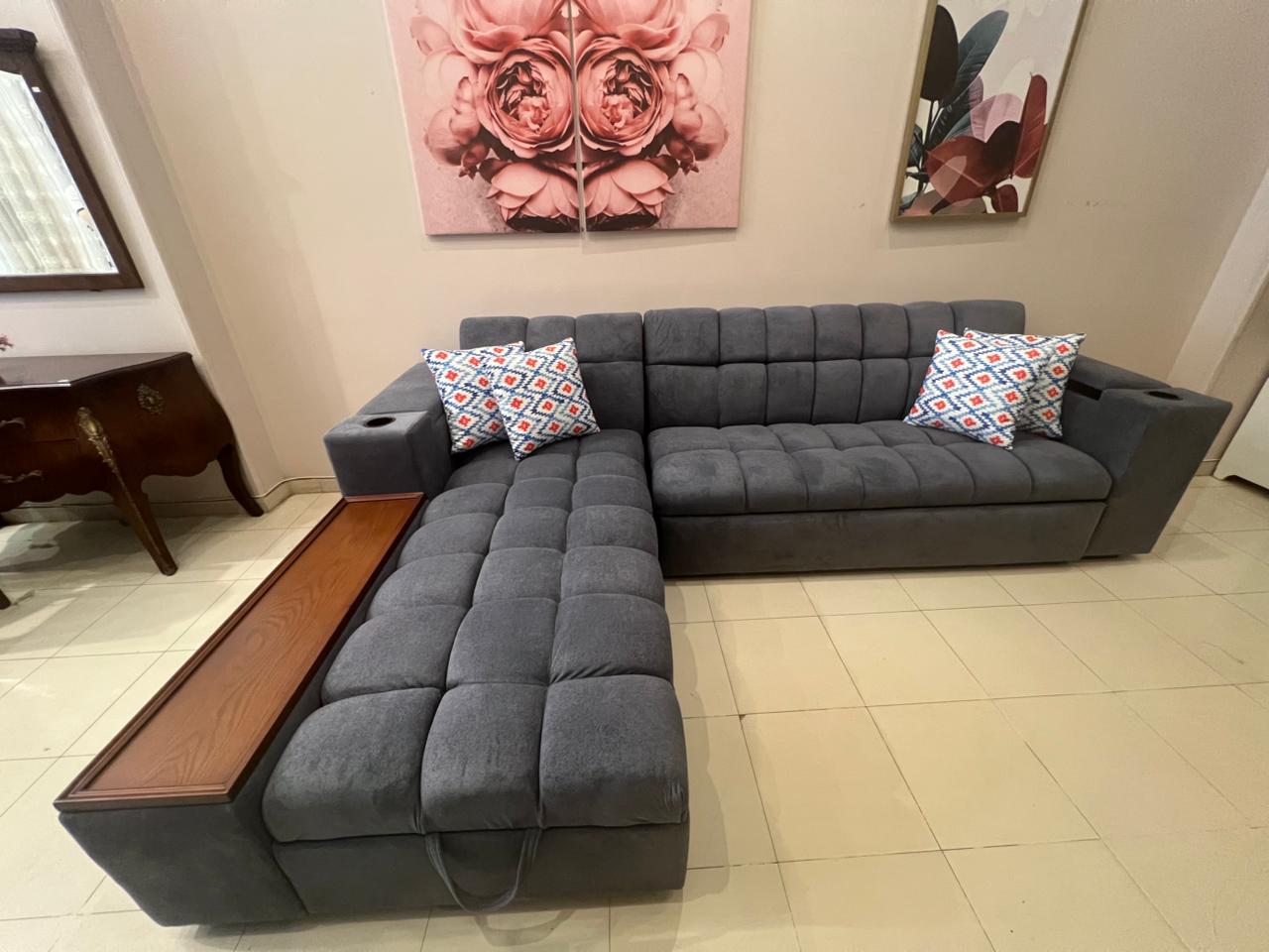 ركنة سرير مودرن على شكل حرف L (خشب موسكي، أبلكاش) – رمادى غامق – مع طاولة مدمجه وحاملات أكواب